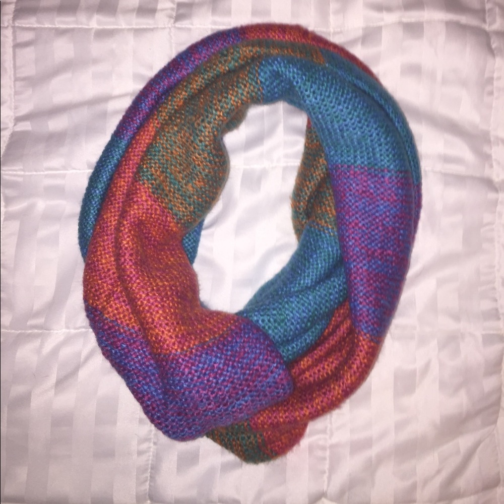 Knitted infinity scarf💙❤️💚💛