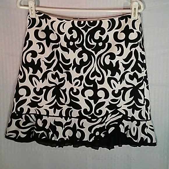 White House Black Market Dresses & Skirts - White House Black Market skirt size 4