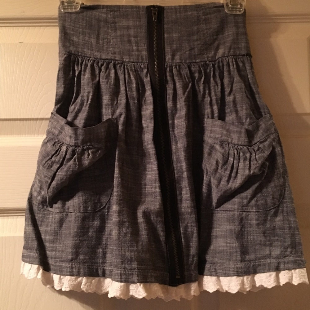 High-waisted grey skirt