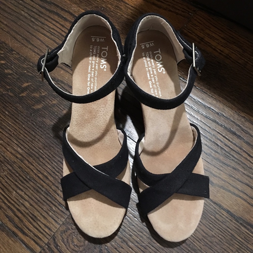 Strappy wedge