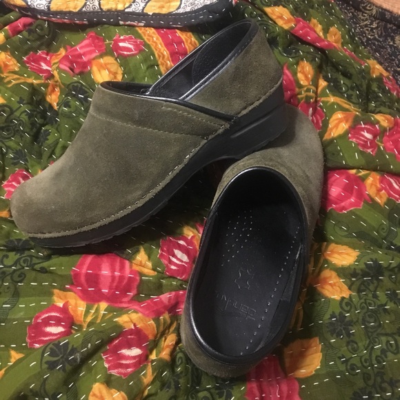 Dansko Shoes - Dansko hunter green suede clogs