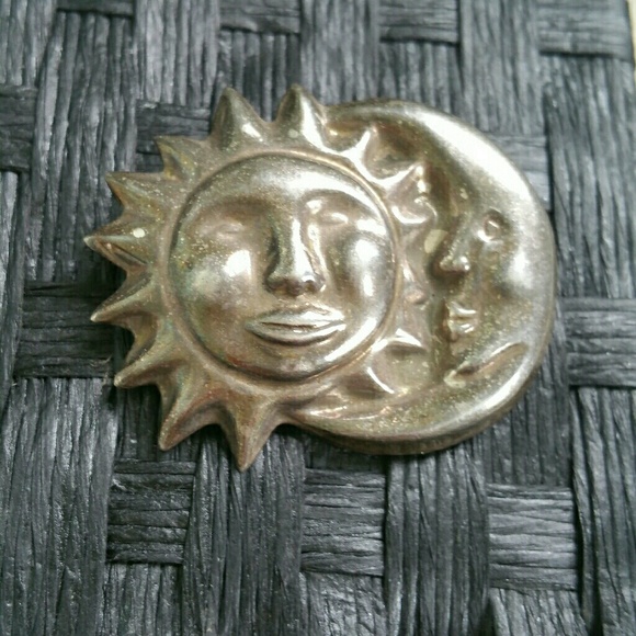 VINTAGE 925 STERLING SILVER SUN & MOON BROOCH - Picture 1 of 8