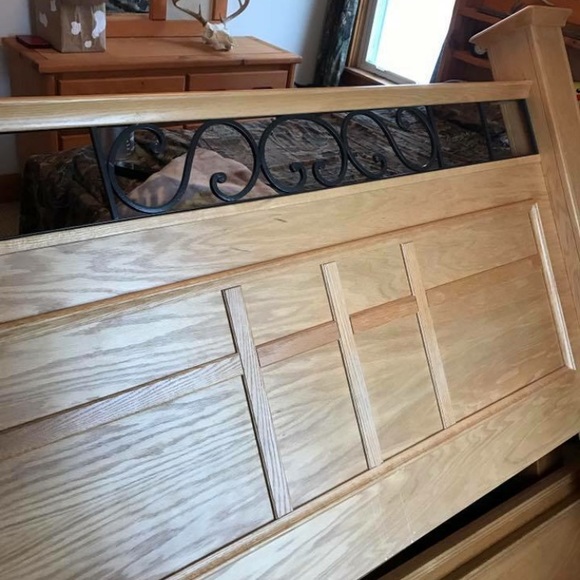 Solid Oak Queen Bed frame! QUEEN SIZE - Picture 1 of 1