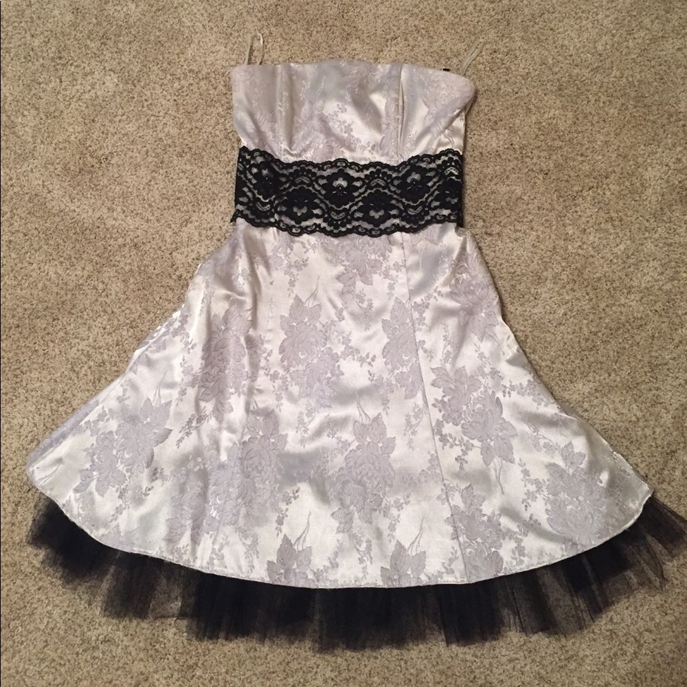 Gorgeous lace detail strapless party dress