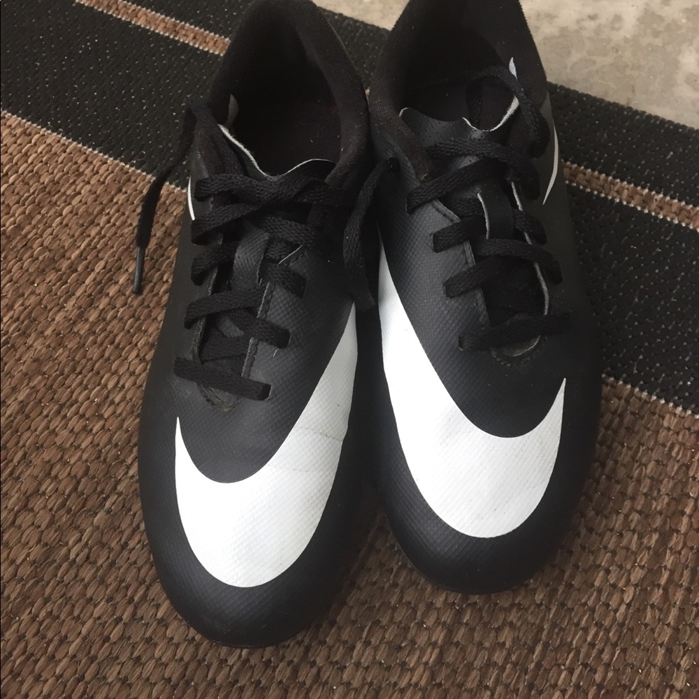 Nike boys soccer cleats size 1.5y