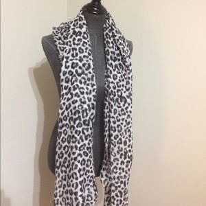 Gray leopard print scarf