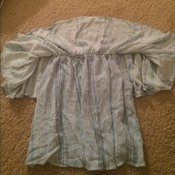 Extremely flexible on the shoulder tee shirt! - Picture 2 of 3