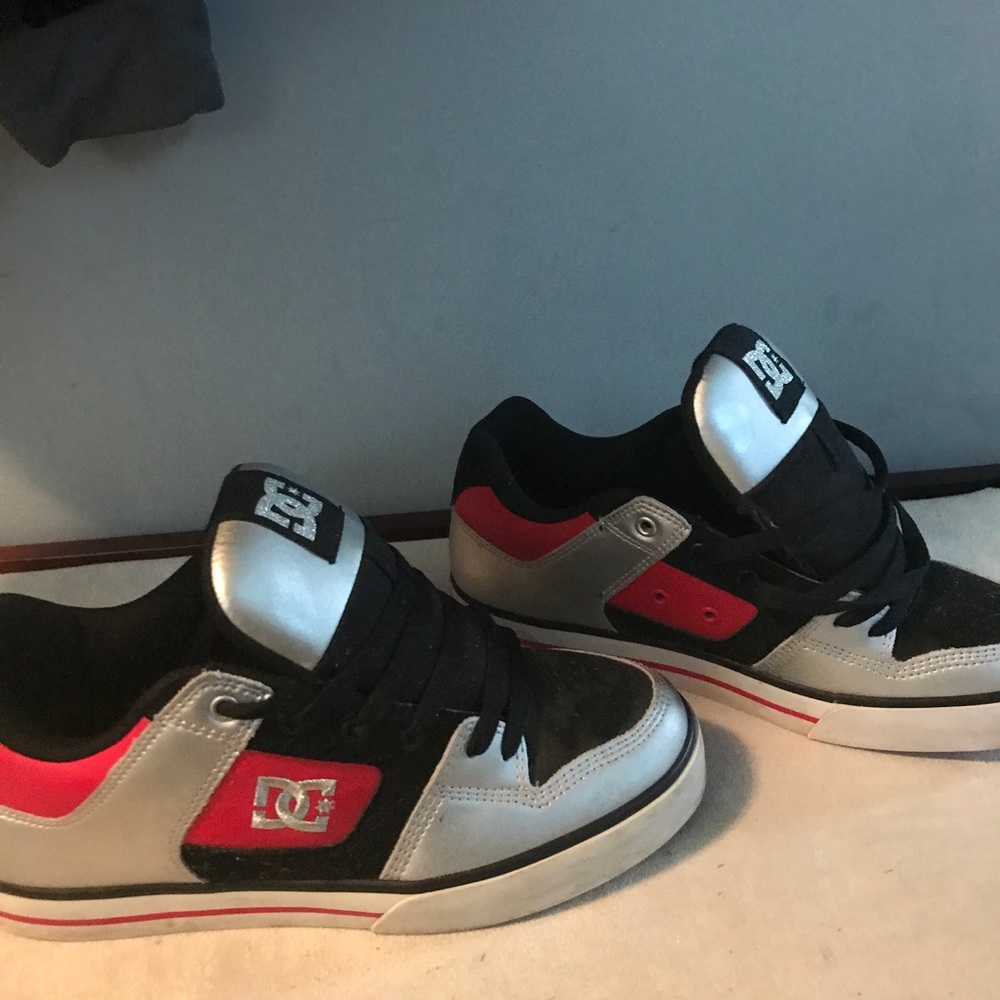 Black / silver / red D.C. Skate shoes