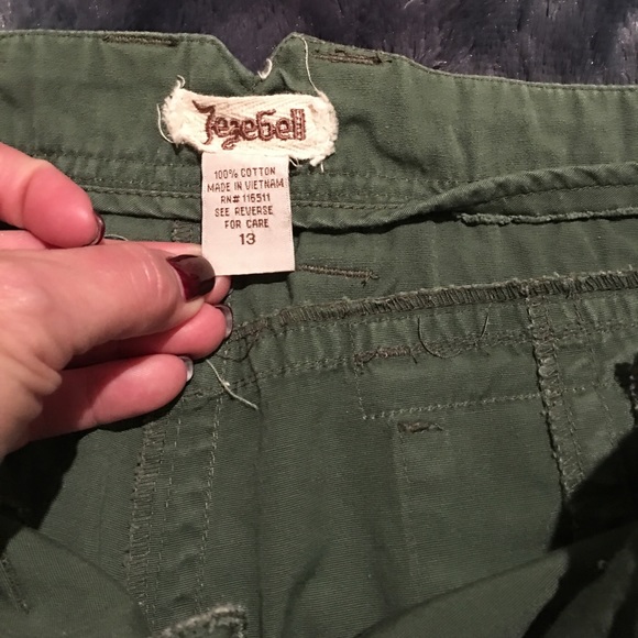 Juniors army green cargo style cut-offs - Picture 3 of 4