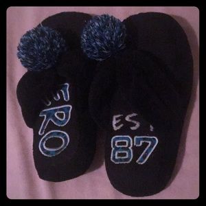 Size 7-8 Black Aeropostale Slippers
