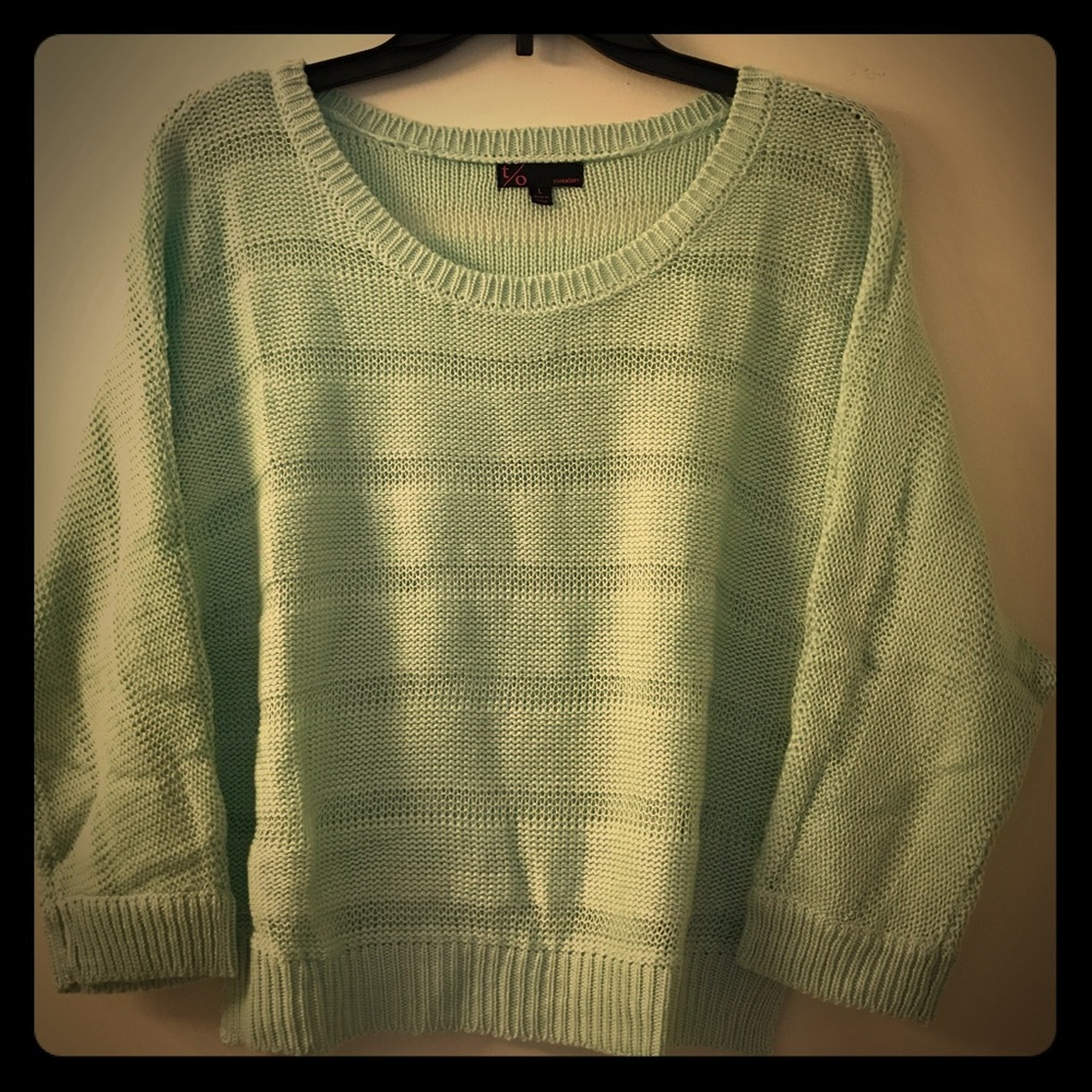 Never worn crop sweater in light green.