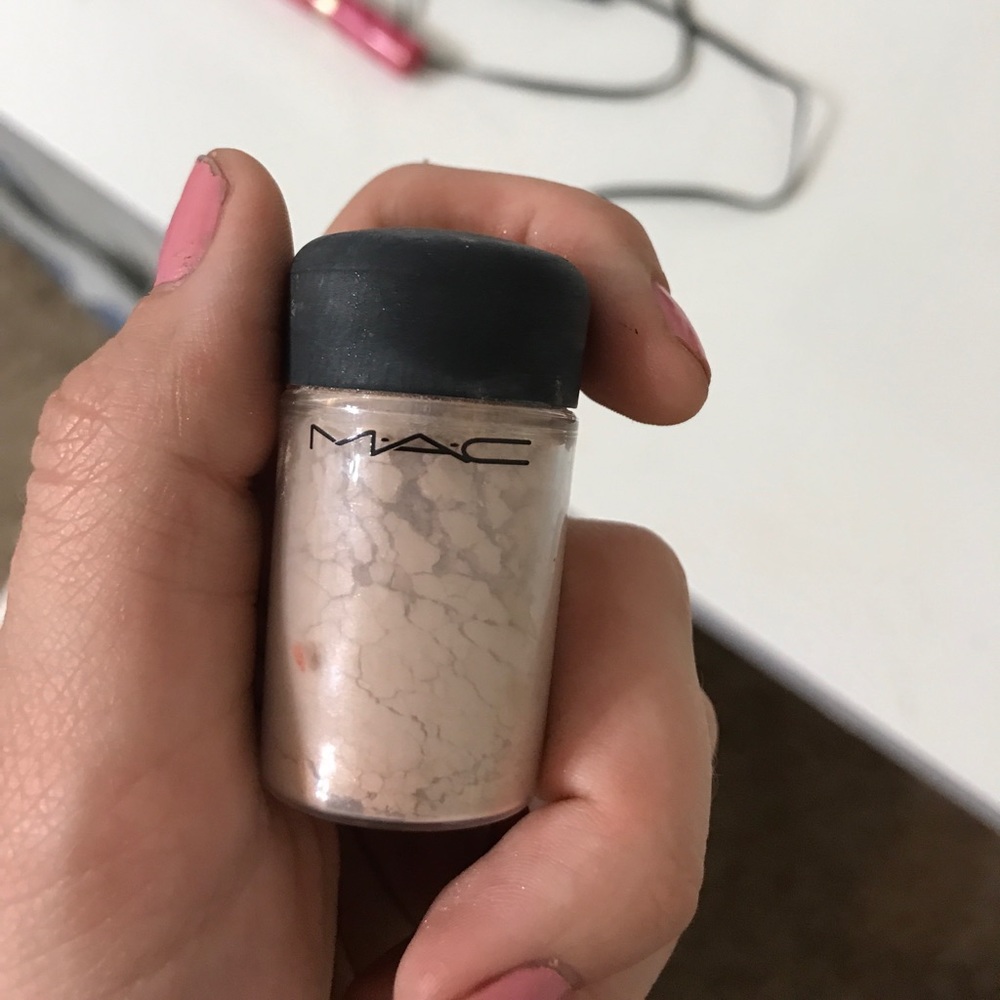 MAC loose pigment in "tan"