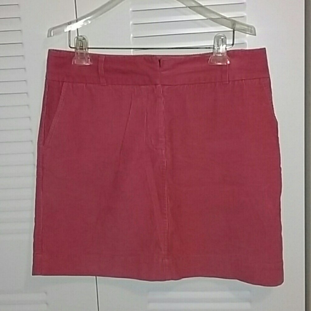 Vineyard Vines corduroy skiry. Red. Size 10.