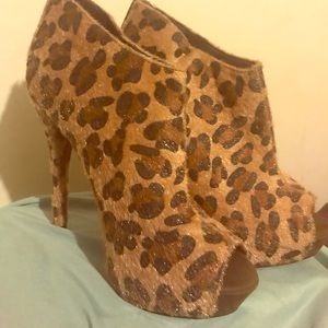 Fun and fuzzy leopard print peep toe booties.