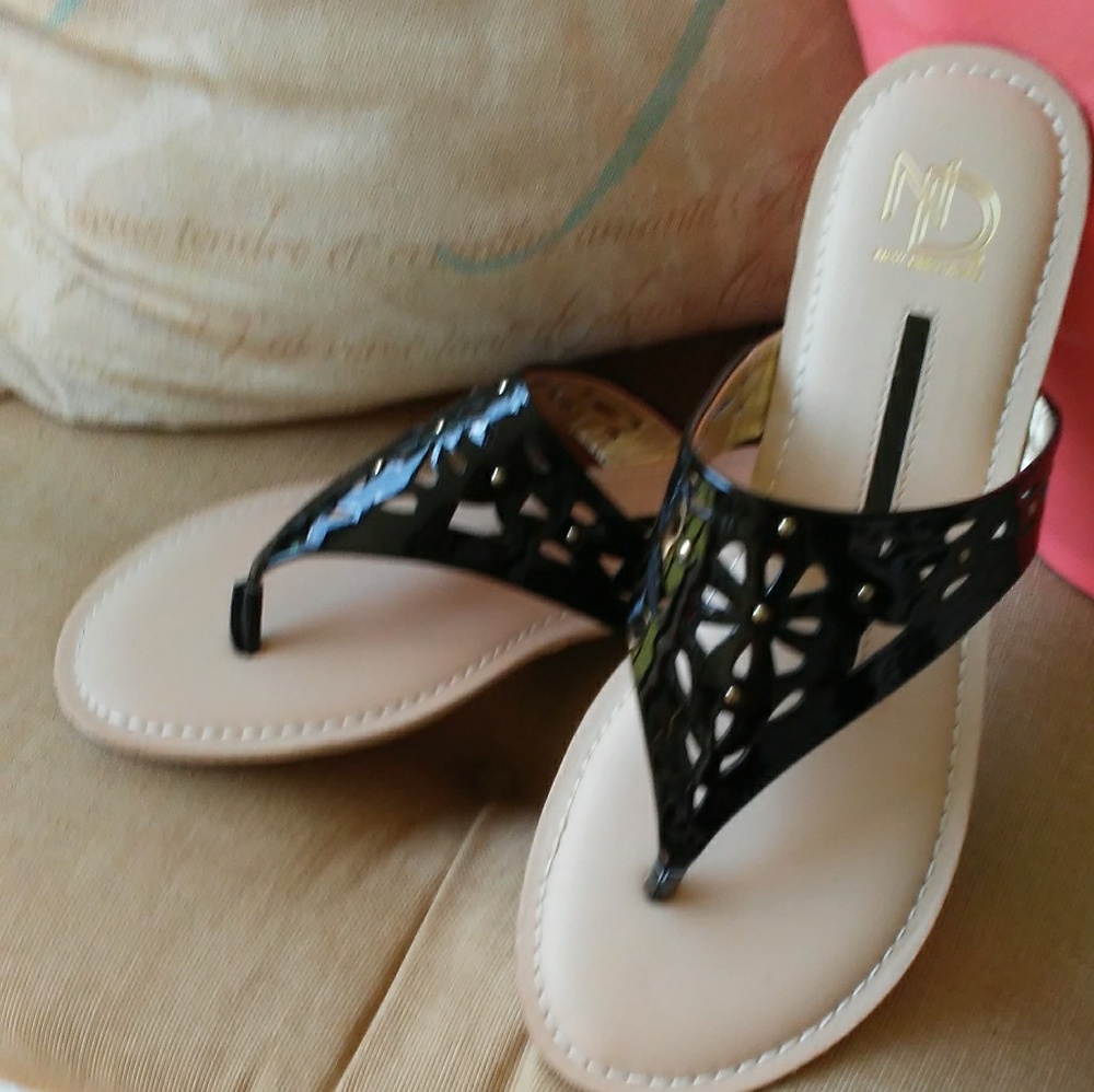 Black patent leather Sandals