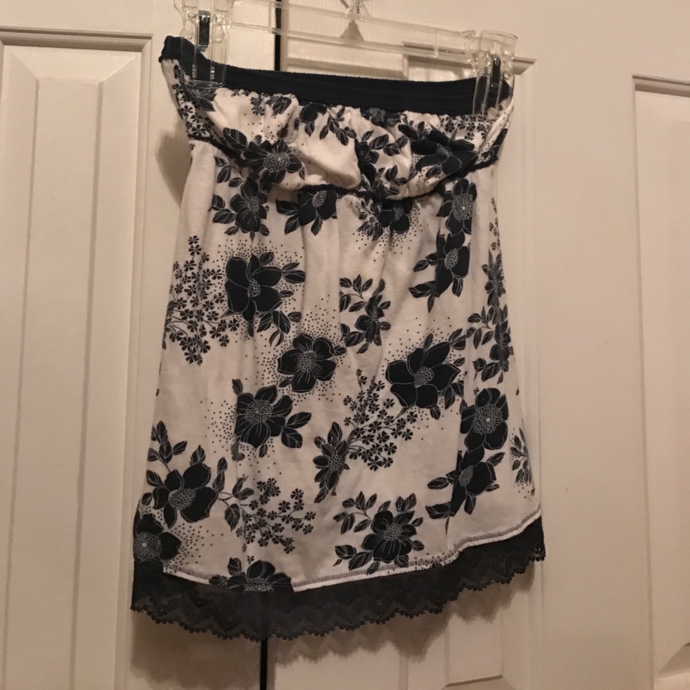 Strapless shirt with flowers