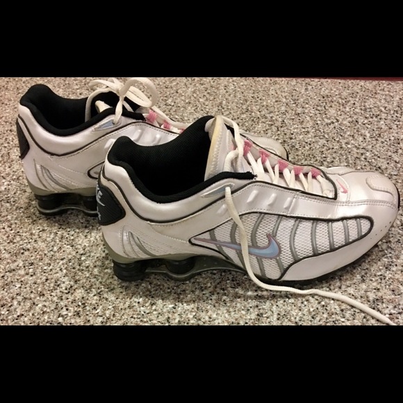 le scarpe nike shox della donna, l '8 poshmark le scarpe nike shox della donna, l '8 poshmark