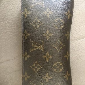 Authentic LV Zippy. Very little visible wear.