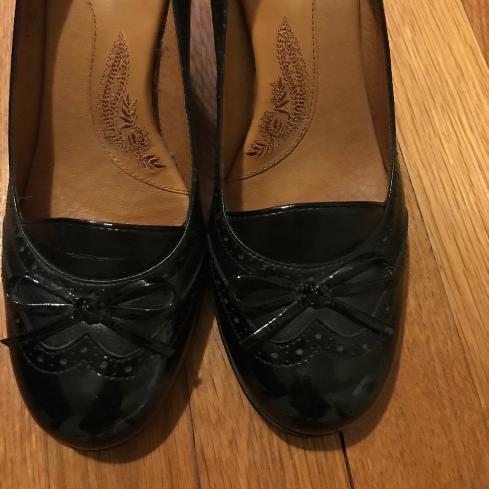 Black pumps with bow detail