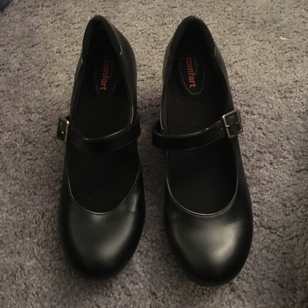 Flapper style comfort kitten heels