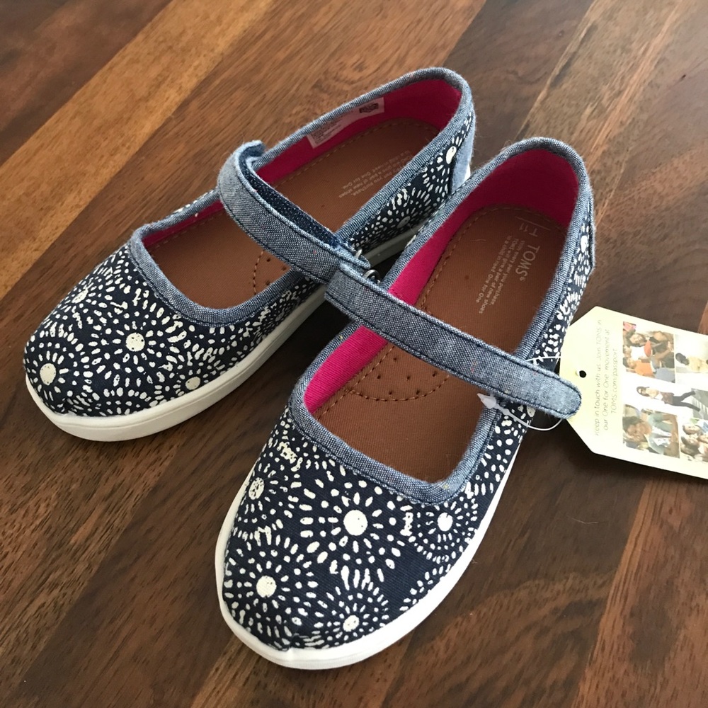 NWT Toms