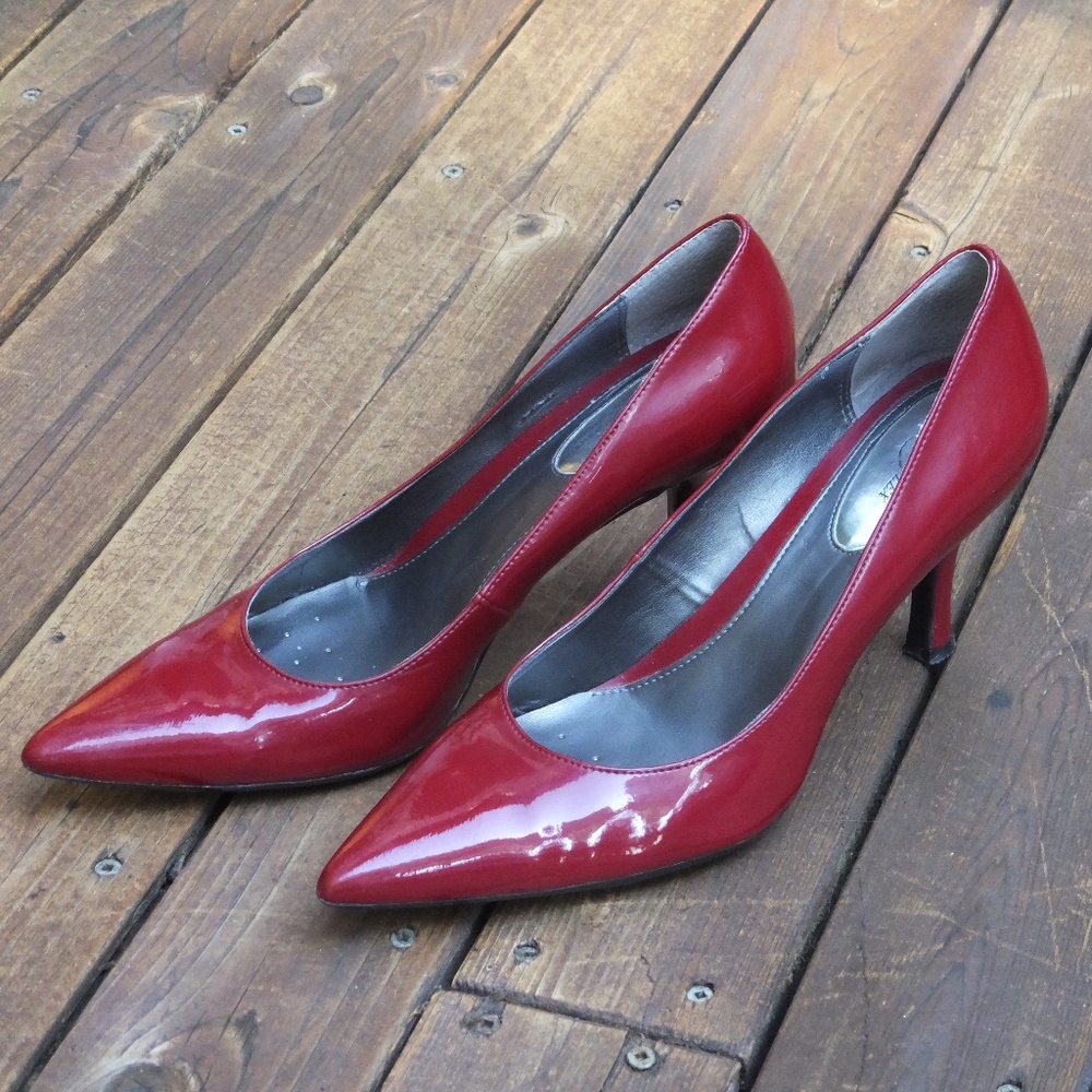 Shiny red pumps!