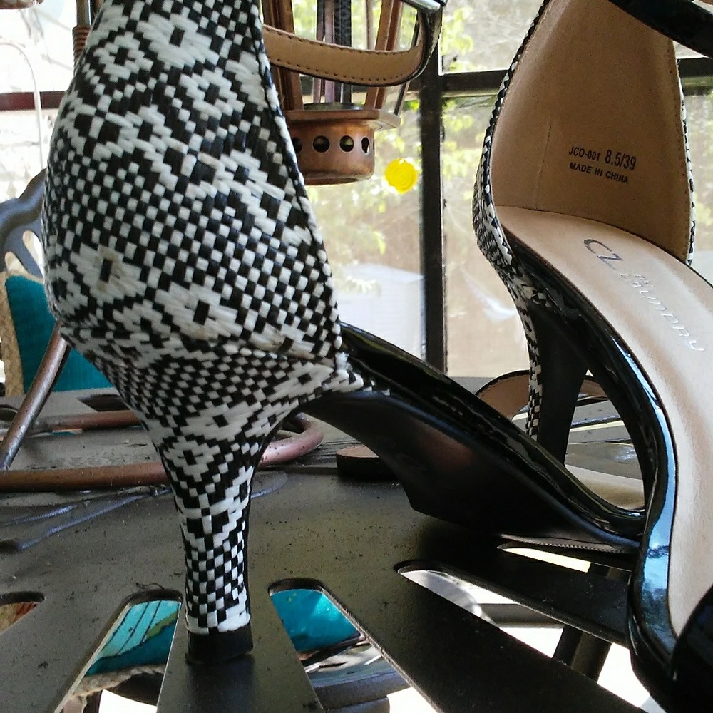 Black ankle strap heel with tapestry