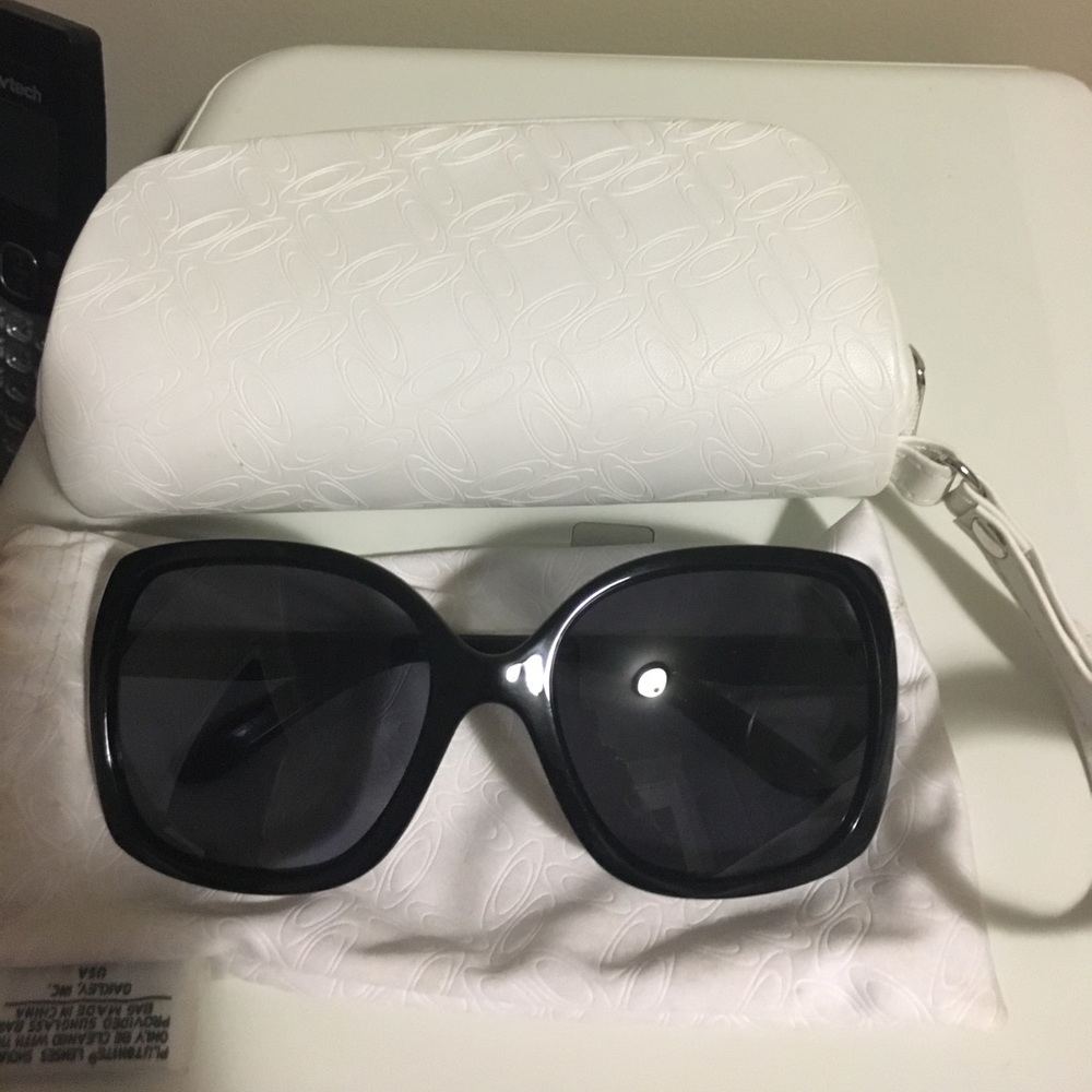 Beckon Oakley sunglasses