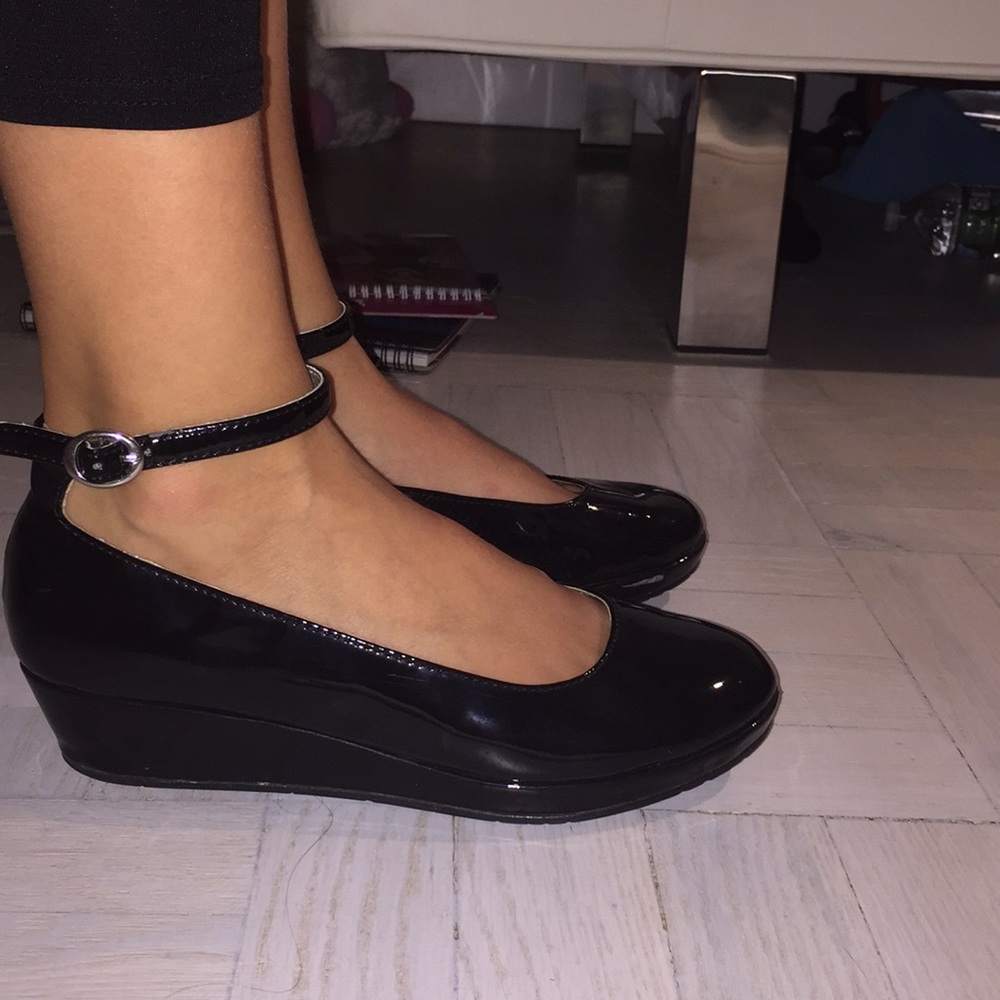 Shiny black wedges