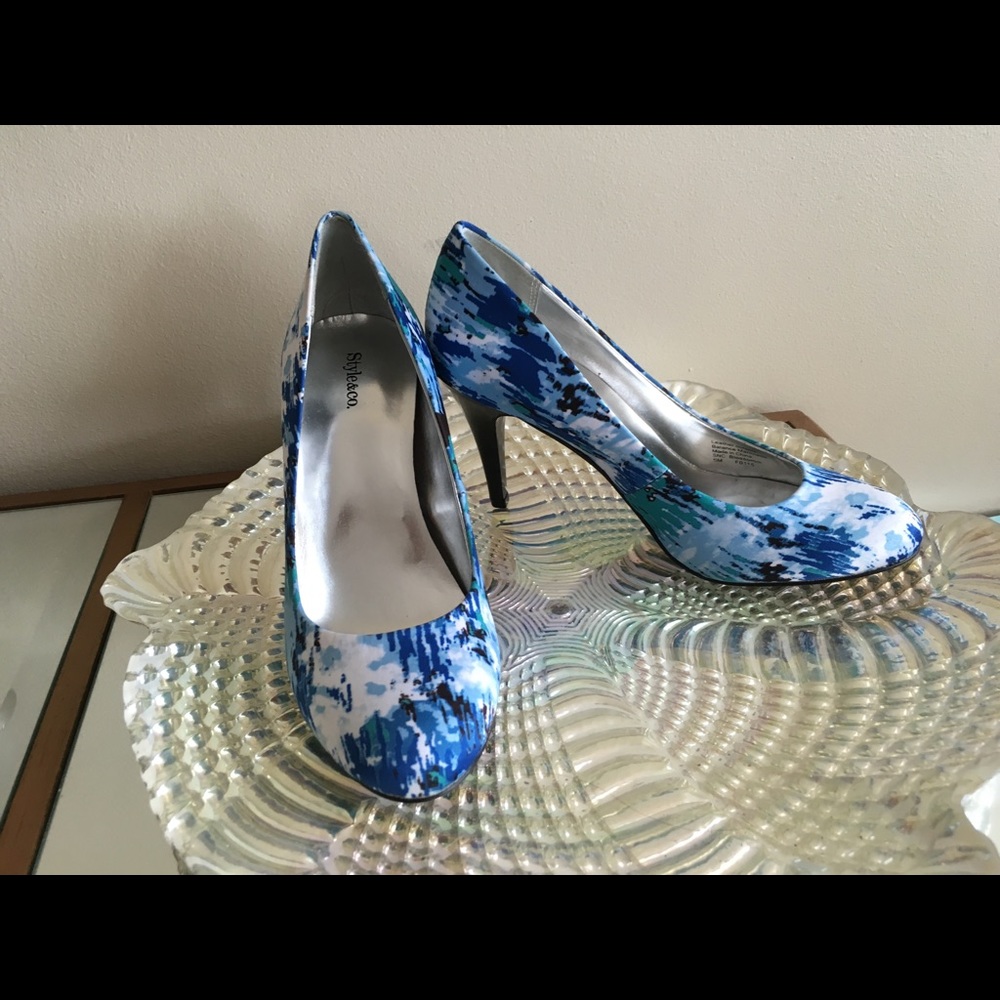 Unique blue print pumps