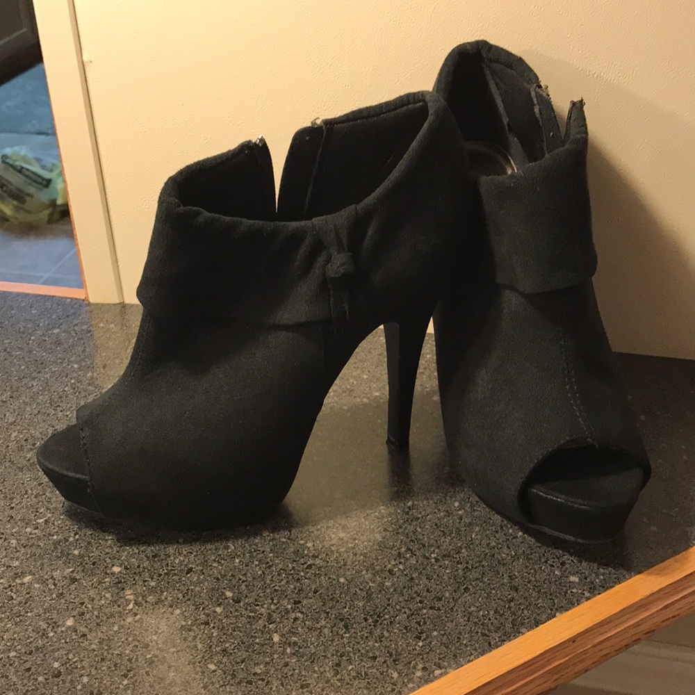 Dollhouse size 8 black booties in good condition