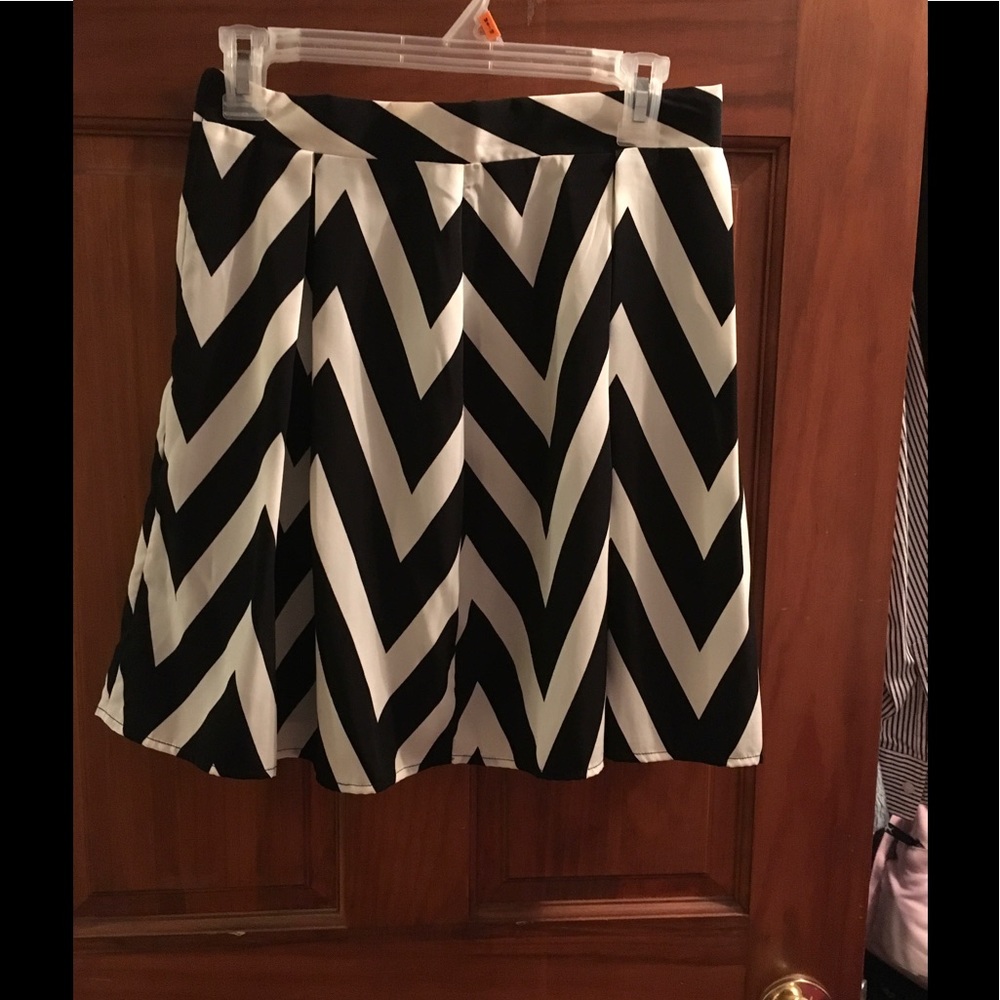 Black and white chevron pleaded skirt NEW WITH TAG