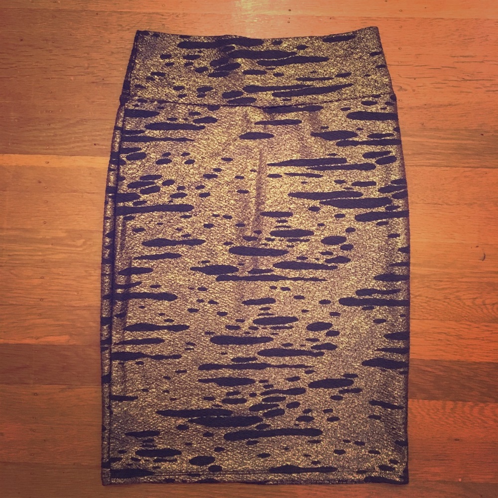 LuLaRoe Cassie (S) in black/gold glitter!