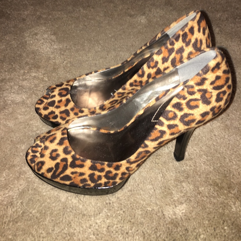 Guess leopard platform heels size 5