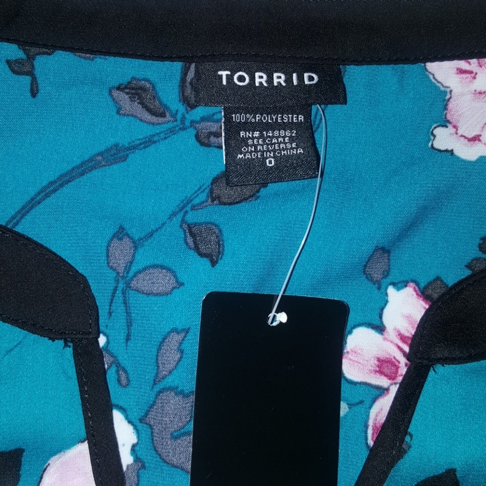 💲Torrid blouse BEAUTIFUL! - Picture 2 of 3