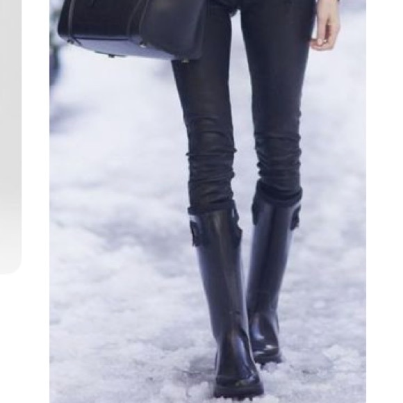 Shoes - 💥Caught the rain boots