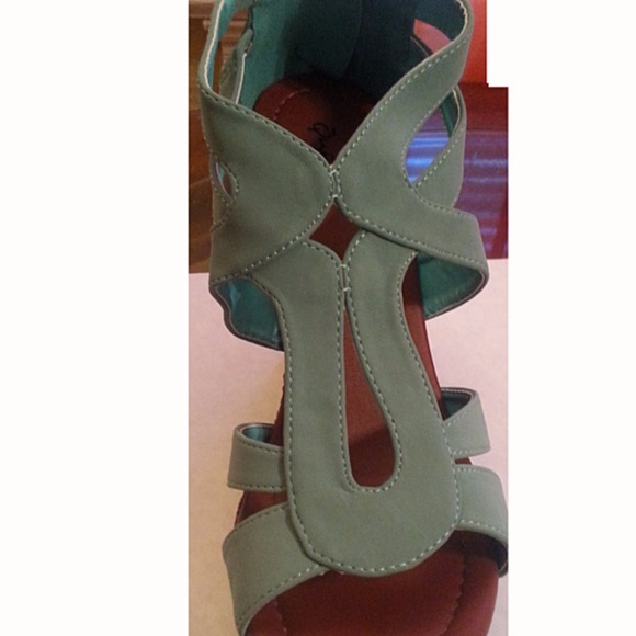 Kiss and Tell Lena Wedge - Picture 6 of 7