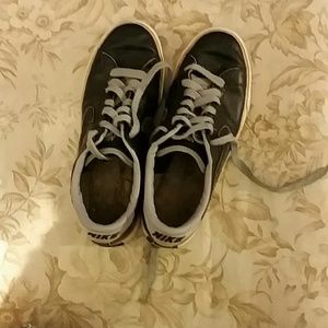 Black nike sneakers