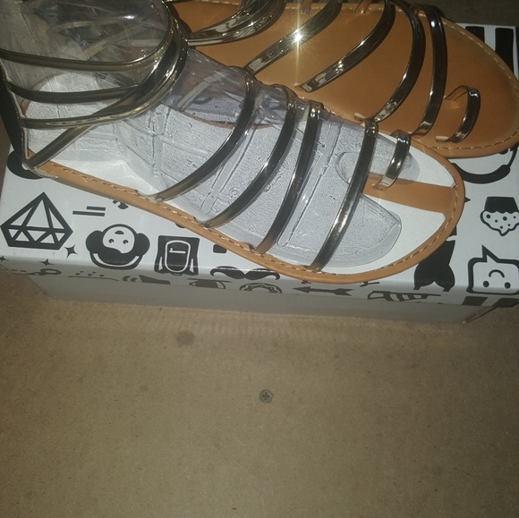 Shoes - Picture 5 of 6