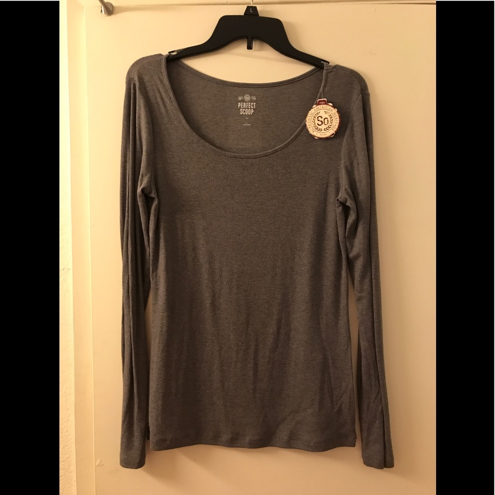 Ladies gray ribbed shirt.