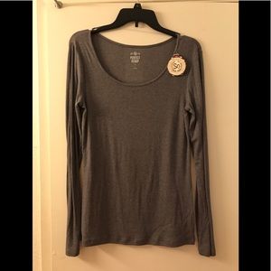 Ladies gray ribbed shirt.