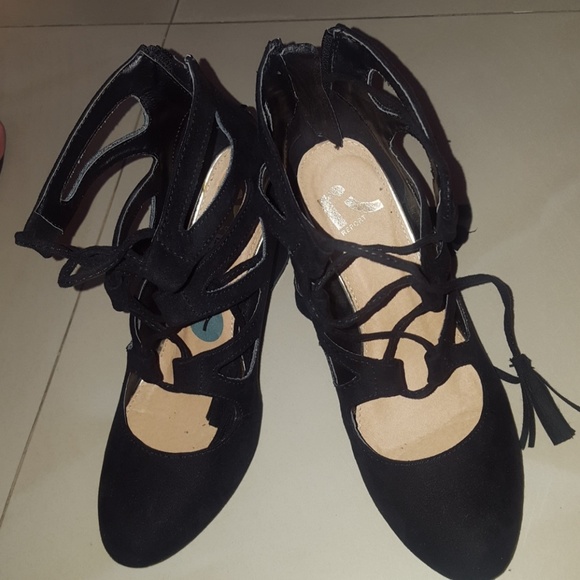 ❄Black Strappy Heels - Picture 2 of 4