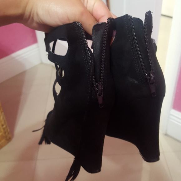 ❄Black Strappy Heels - Picture 3 of 4