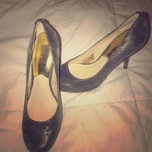 Michael Kors size 7 grey textured pumps!