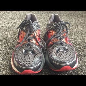 Brooks Women's running shoes/ 9.5/ hardly worn!