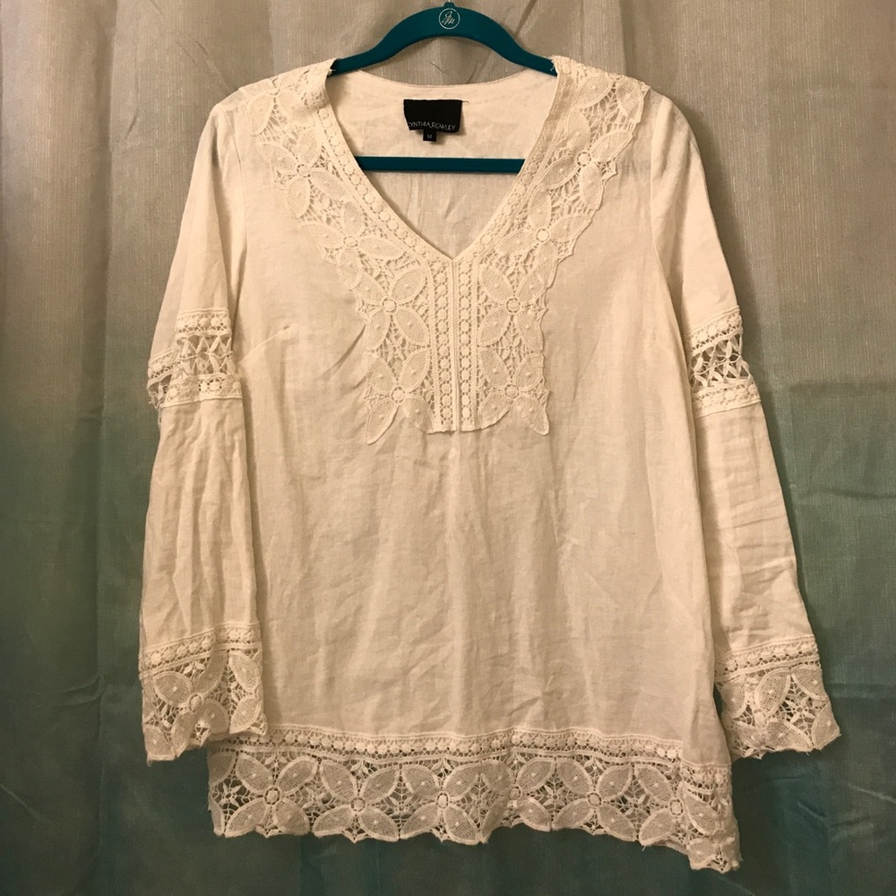 EUC White Top with crocheted accents