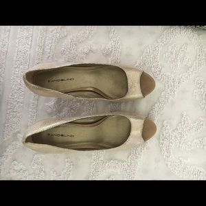 Bandolino heels gold.
