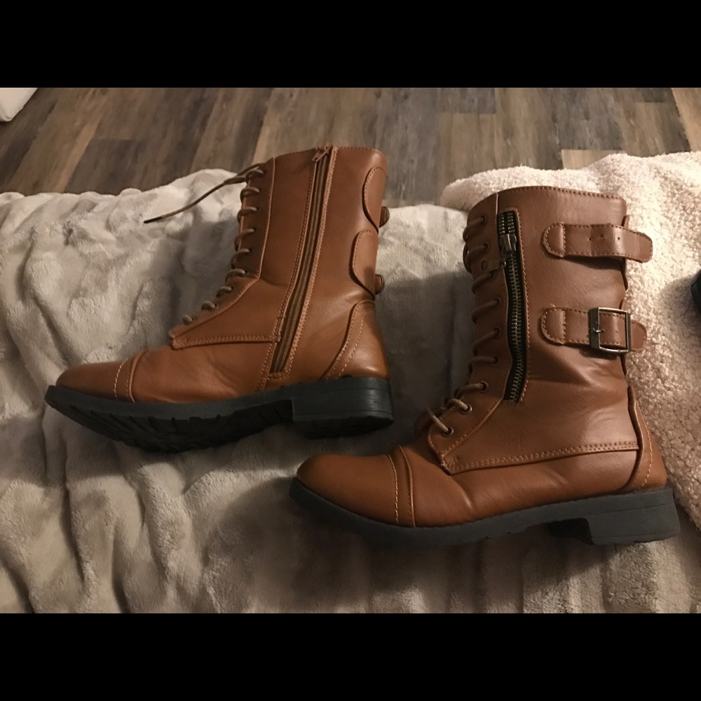 Used lace-up boots in excellent condition