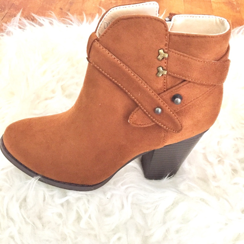 NIB chestnut suede ankle boots.