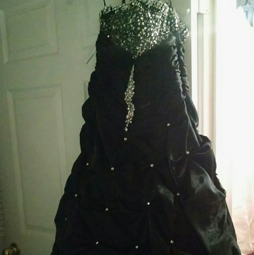 DRESSES! DRESSES! DRESSES! - Picture 3 of 4